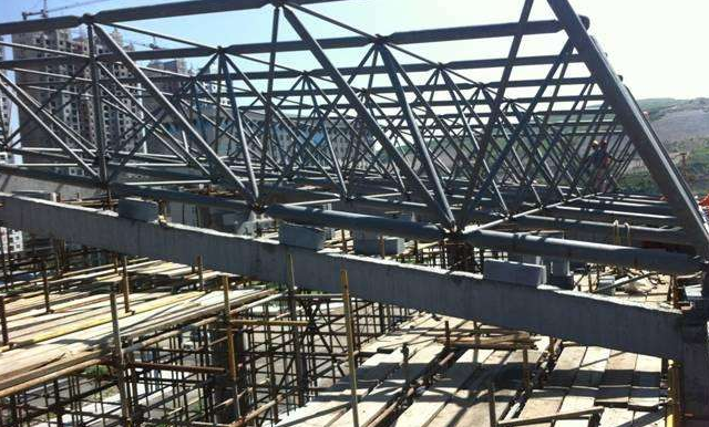 阆中简述网架公司的黑色压型钢板的吊装步履